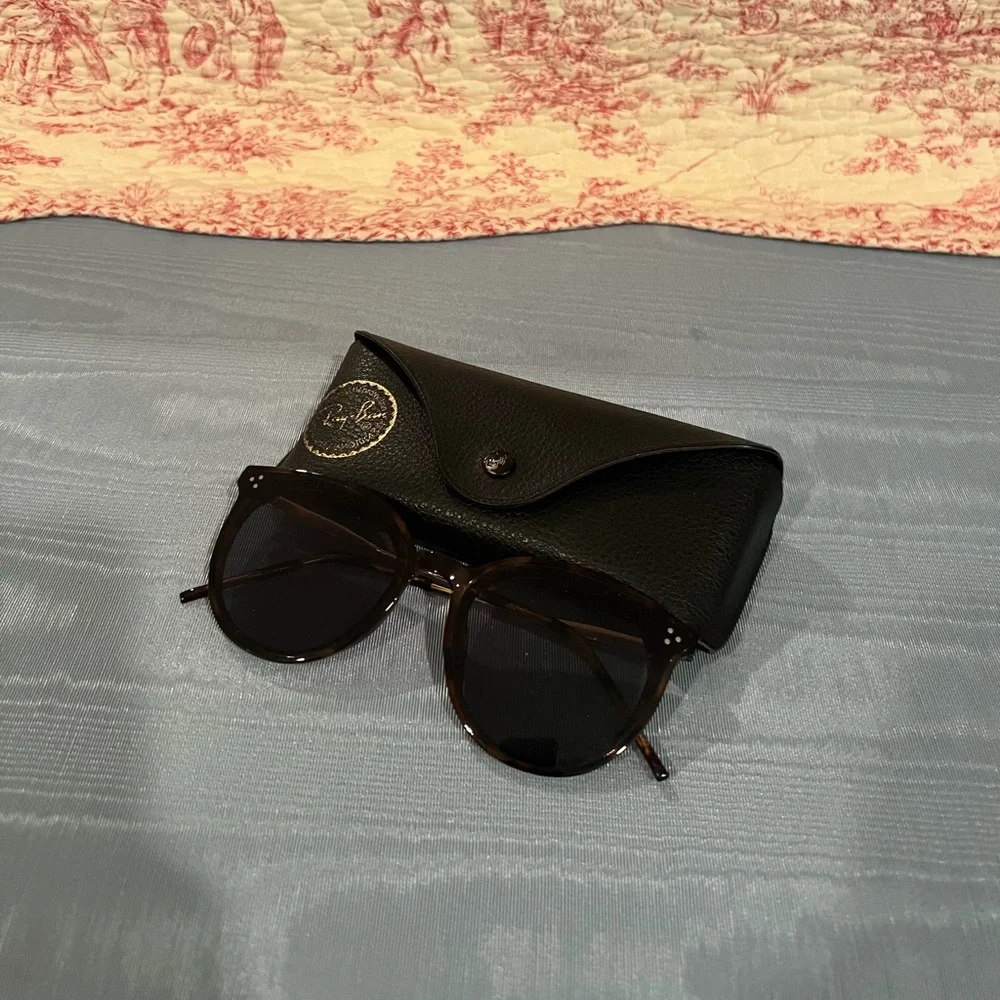SUNGLASSES W/ RAYBAN CASE
